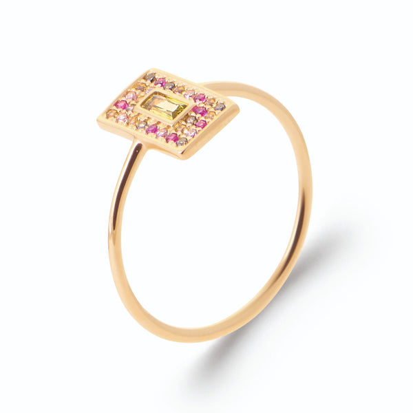 Bague plaque rectangulaire pierre baguette jaune et entourage rose en plaqué or, vue de trois quarts