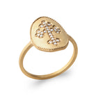 Bague plateau arrondi brossé et croix de petits zircons en plaqué or