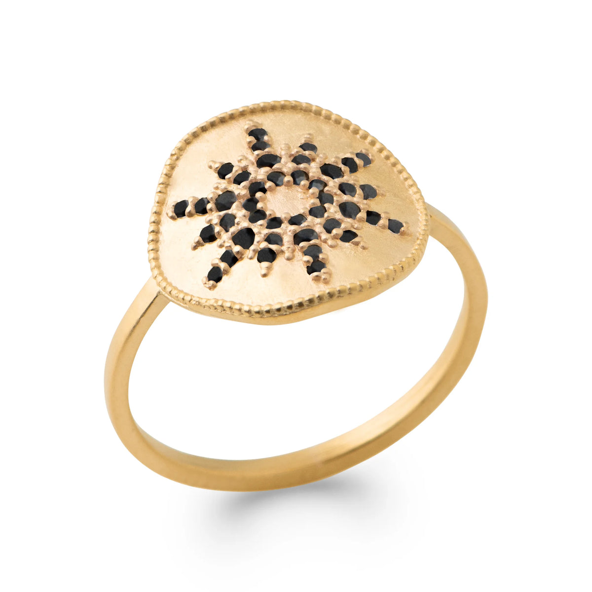 Bague plateau arrondi brossé et soleil de pierres noires en plaqué or