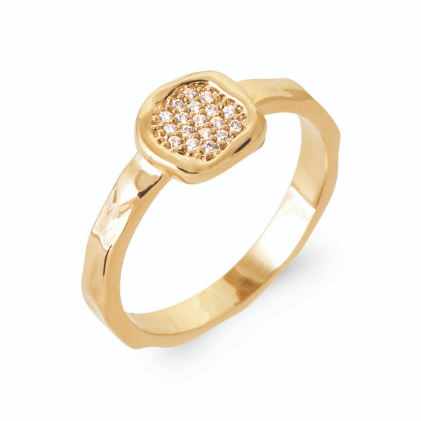 Bague plateau carré pavé de zircons et anneau facetté en plaqué or, vue de trois quarts