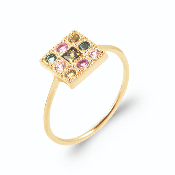 Bague plateau carré pierre verte et damier de pierres pastel en plaqué or, vue de trois quarts