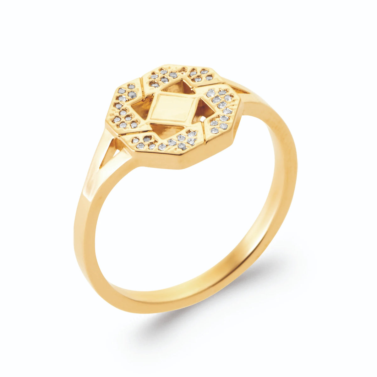 Bague plateau octogonal façon chevalière et triangles de zircons en plaqué or, vue de trois quarts