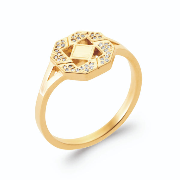 Bague plateau octogonal façon chevalière et triangles de zircons en plaqué or, vue de trois quarts