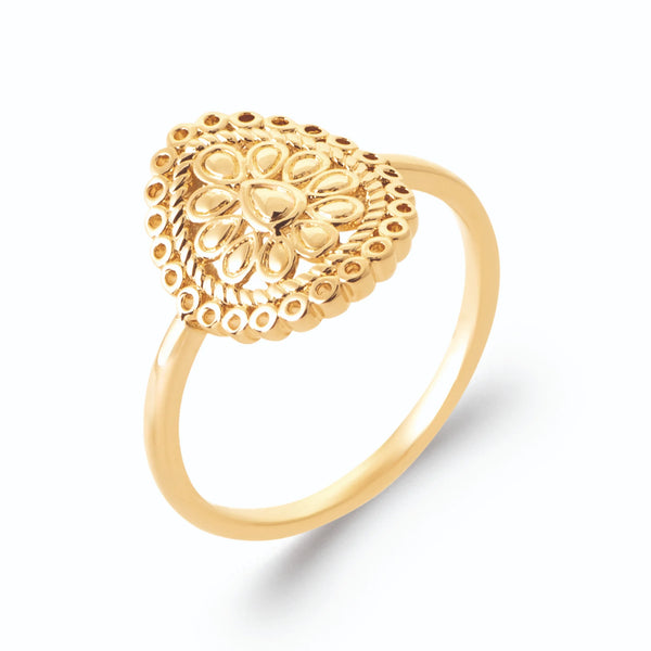 Bague plateau ovale en dentelle d’or et rosace en plaqué or, vue de trois quarts