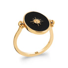 Bague plateau ovale laqué noir et étoile rayonnante en or sur anneau perlé en plaqué or