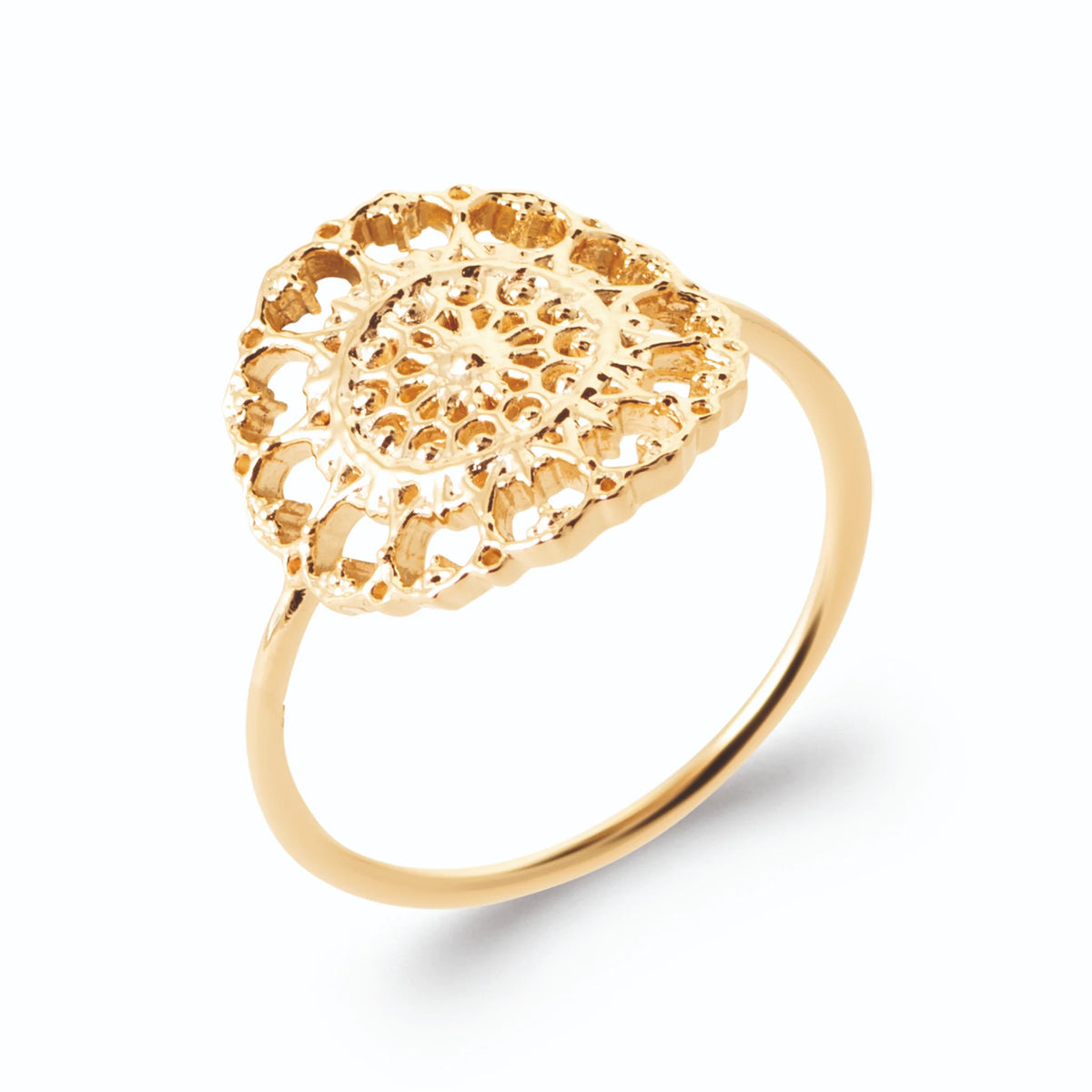 Bague plateau rond en filigrane ajouré façon rosace en plaqué or, vue de trois quarts