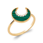 Bague plateau rond vert profond strié bordé d’un croissant de zircons en plaqué or
