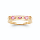 Bague plateau strié trois pierres roses en plaqué or