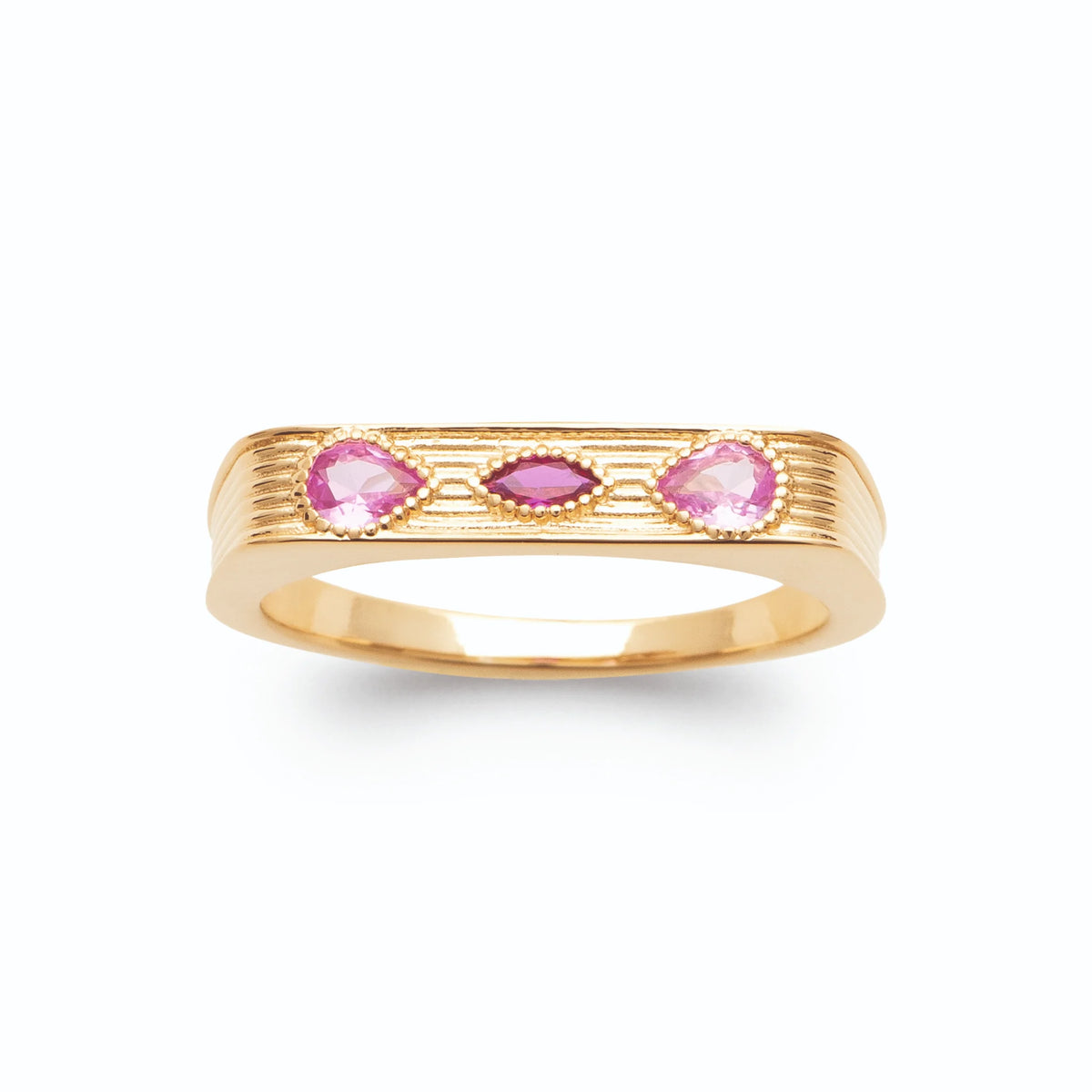 Bague plateau strié trois pierres roses en plaqué or