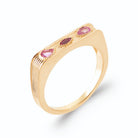 Bague plateau strié trois pierres roses en plaqué or