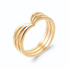 Bague quatre anneaux fins superposés en V effet empilé en plaqué or, vue de trois quarts