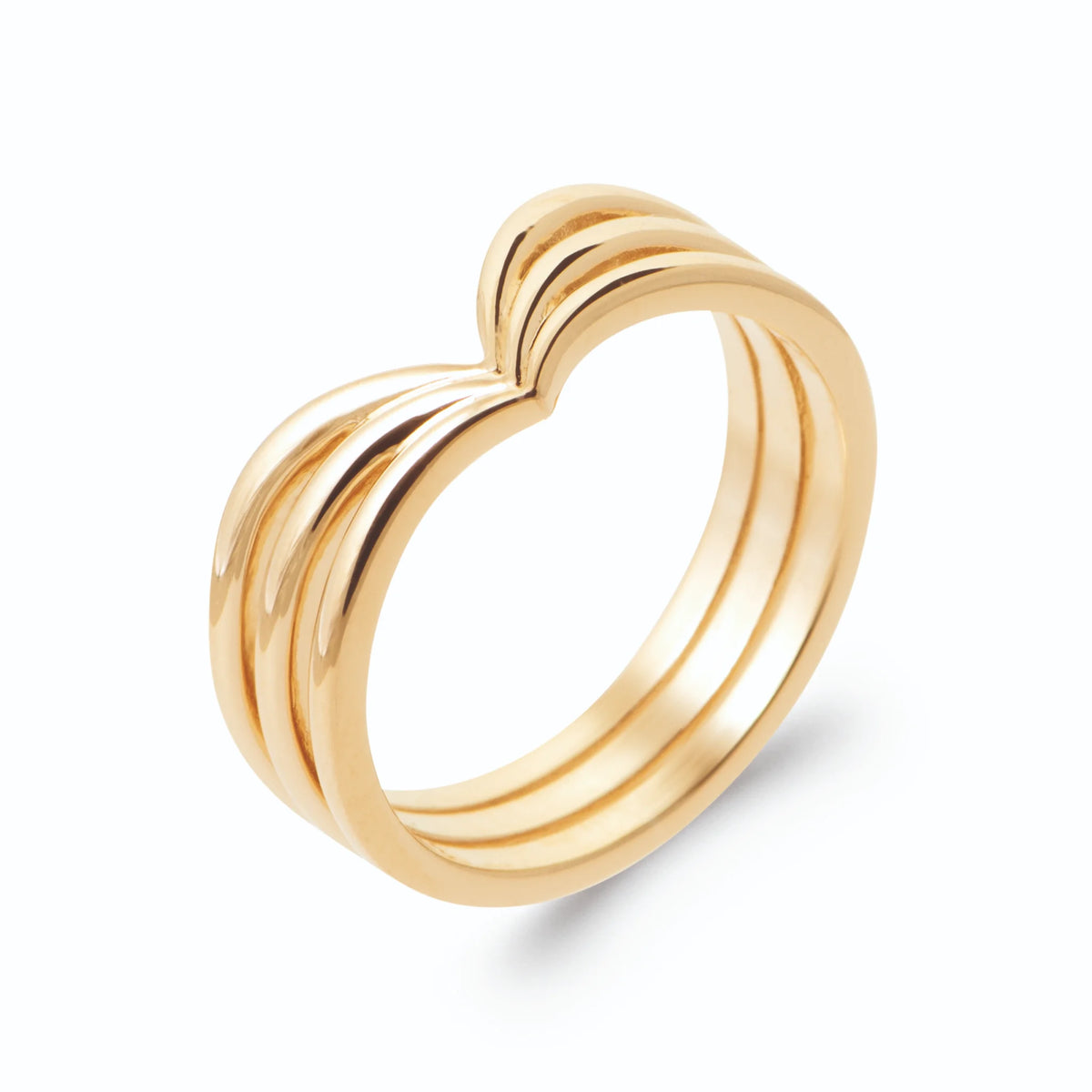Bague quatre anneaux fins superposés en V effet empilé en plaqué or, vue de trois quarts