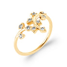 Bague rameaux feuillagés et zircons en plaqué or, vue de trois quarts