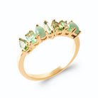 Bague rangée dégressive de pierres en camaïeu de verts tendres en plaqué or
