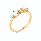 Bague rangée de zircons et cabochons blanc laiteux en plaqué or