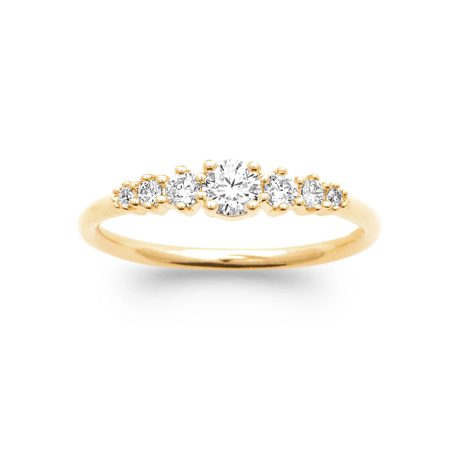 Bague rivière de zircons en dégradé en plaqué or, portée à la main