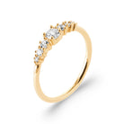 Bague rivière de zircons en dégradé en plaqué or, vue de trois quarts
