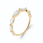 Bague rivière de zircons navettes et ronds en plaqué or, vue de trois quarts