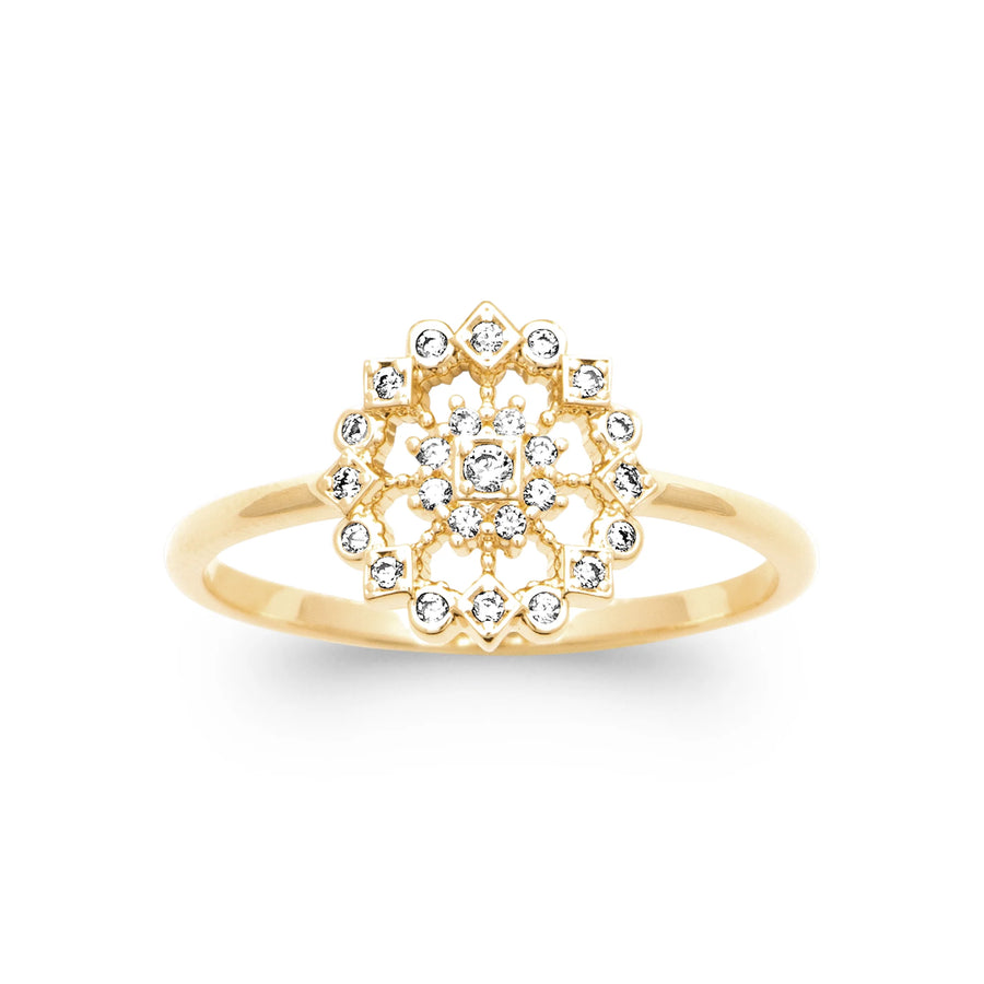 Bague rosace dentelle zircons en plaqué or, portée à la main