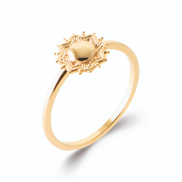 Bague rosace étoilée en grains d’or et dôme poli en plaqué or, vue de trois quarts