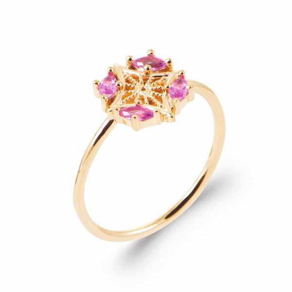 Bague rose des vents filigranée quatre pierres roses en plaqué or, vue de trois quarts