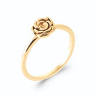 Bague rose sculptée en relief sur anneau fin en plaqué or