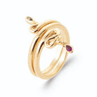 Bague serpent enroulé double tour et pampille rouge en plaqué or, vue de trois quarts