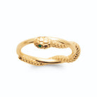 Bague serpent enroulé aux écailles ciselées et yeux verts plaqué or, vue de face