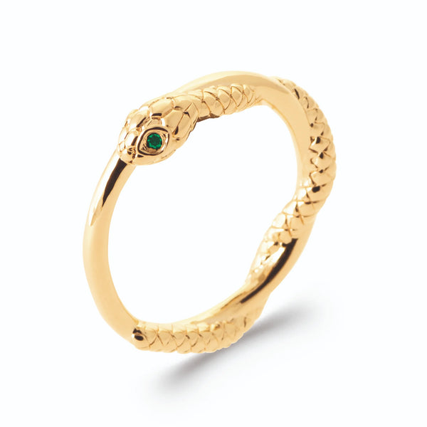 Bague serpent enroulé aux écailles ciselées et yeux verts en plaqué or, vue de trois quarts