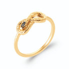 Bague serpent en infini et pierre navette bleu nuit en plaqué or, vue de trois quarts