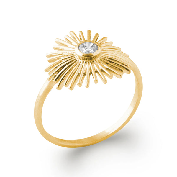 Bague soleil aux longs rayons ciselés et zircon central en plaqué or, vue de trois quarts