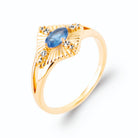 Bague soleil pierre bleue et zircons en plaqué or, vue de trois quarts