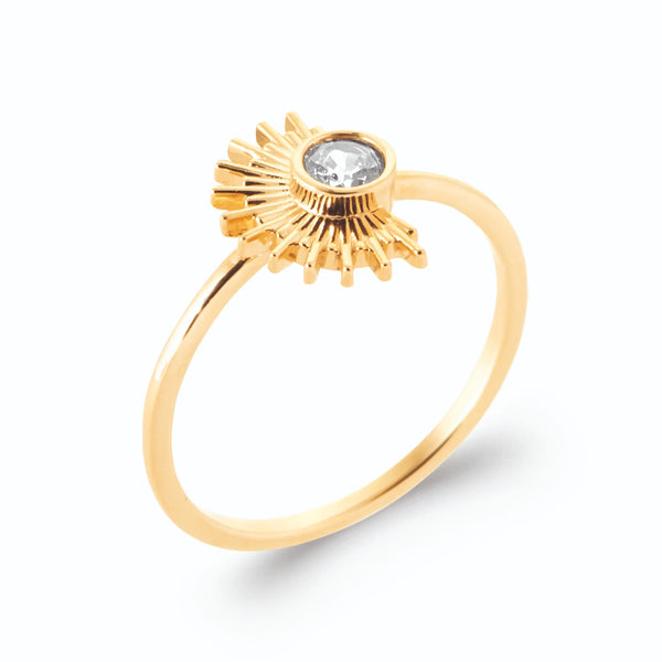 Bague soleil rayonnant ajouré et zircon blanc en plaqué or, vue de trois quarts
