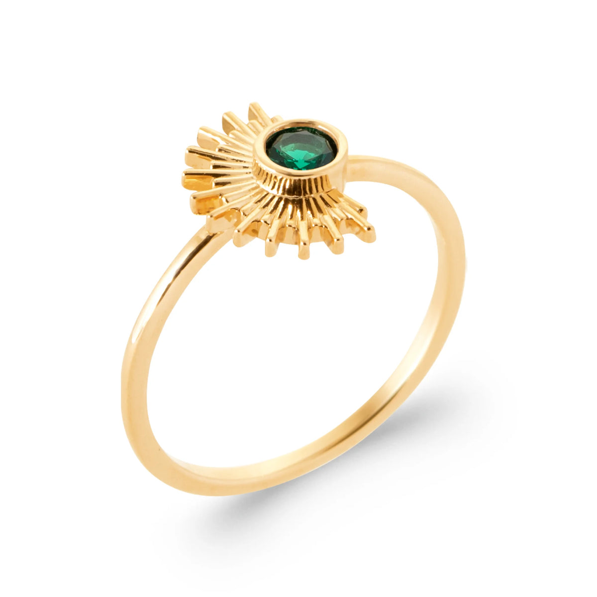 Bague soleil rayonnant et pierre verte en plaqué or, vue de trois quarts