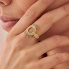 Bague soleil rayons granulés en plaqué or, vue portée