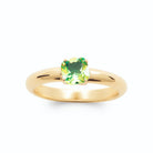 Bague solitaire coussin vert pomme sur jonc poli plaqué or, vue de face