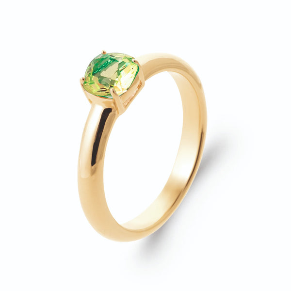 Bague solitaire coussin vert pomme sur jonc poli en plaqué or, vue de trois quarts