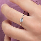 Bague solitaire fin zircon rond en argent 925, portée à la main