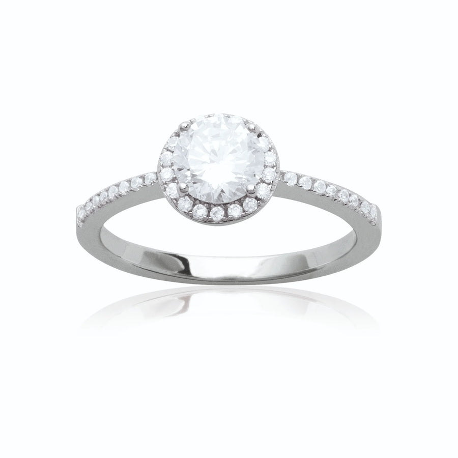 Bague solitaire halo de zircons et épaules pavées en argent 925, portée à la main