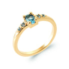 Bague solitaire pierre ovale bleu ciel et petites pierres bleues en plaqué or