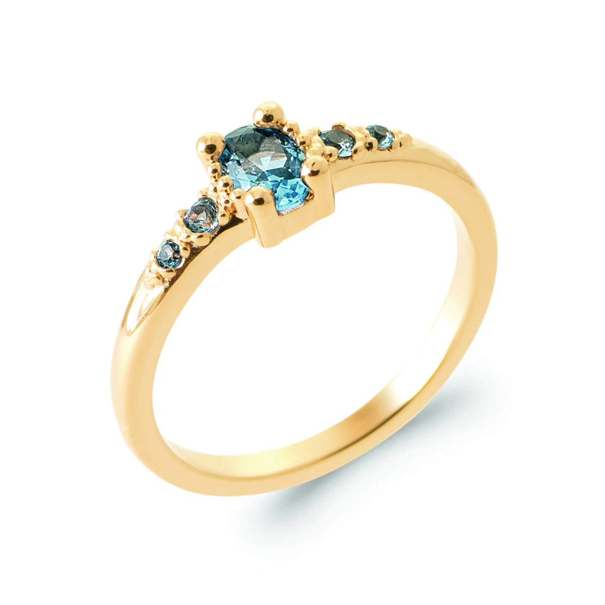 Bague solitaire pierre ovale bleu ciel et petites pierres bleues en plaqué or, vue de trois quarts