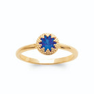 Bague solitaire pierre ronde bleu nuit couronne d’or plaqué or, vue de face