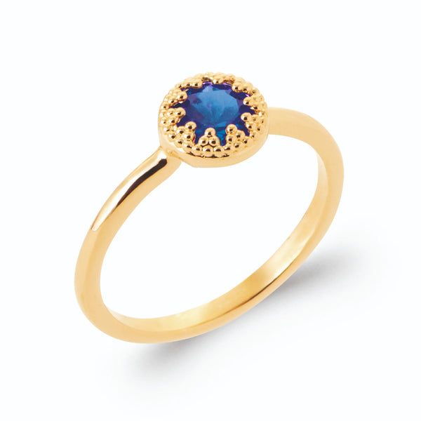 Bague solitaire pierre ronde bleu nuit couronne d’or en plaqué or, vue de trois quarts
