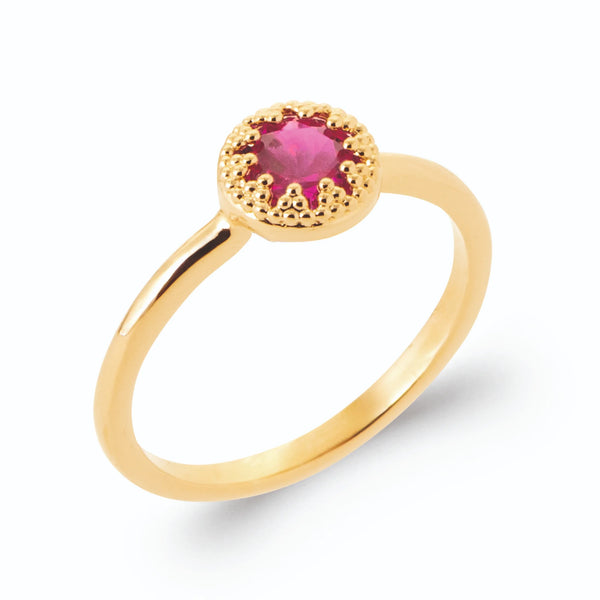 Bague solitaire pierre ronde framboise couronne d’or en plaqué or, vue de trois quarts