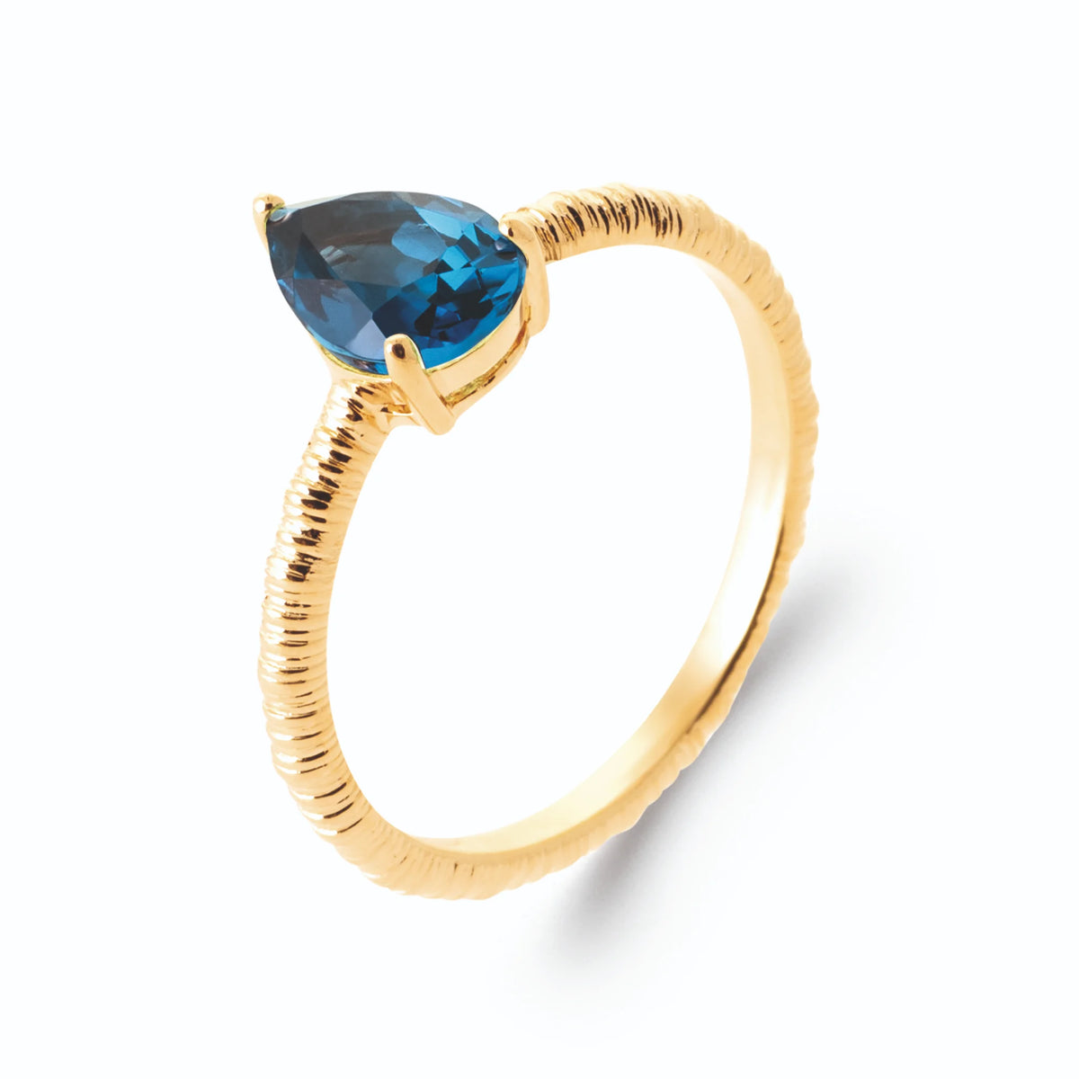 Bague solitaire poire bleu profond sur anneau strié en plaqué or