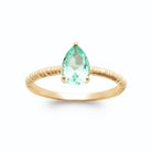 Bague solitaire poire vert d’eau sur anneau strié en plaqué or
