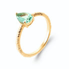Bague solitaire poire vert d’eau sur anneau strié en plaqué or