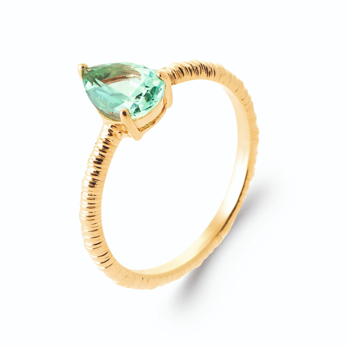 Bague solitaire poire vert d’eau sur anneau strié en plaqué or
