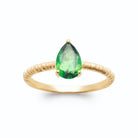 Bague solitaire poire vert gazon sur anneau strié plaqué or, vue de face