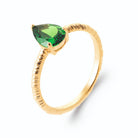 Bague solitaire poire vert gazon sur anneau strié en plaqué or, vue de trois quarts